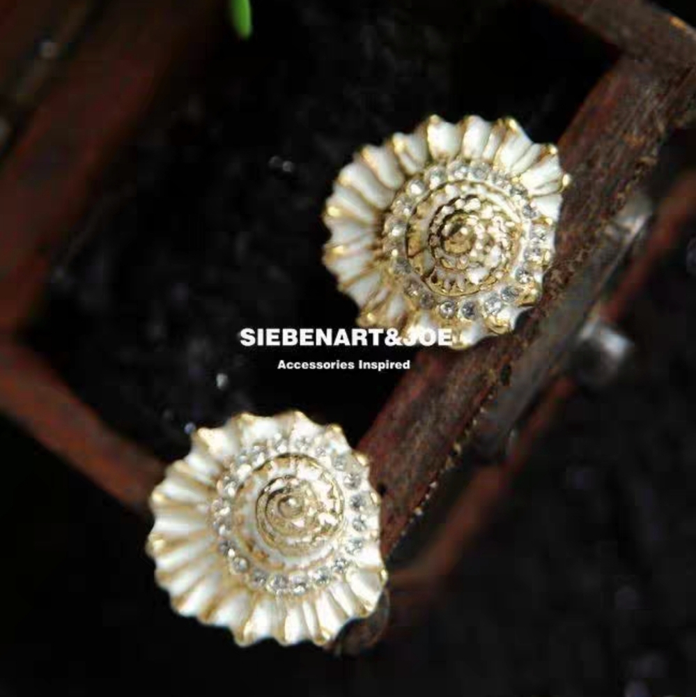 NWOT C.Wonder Gold-plated Conch Earrings